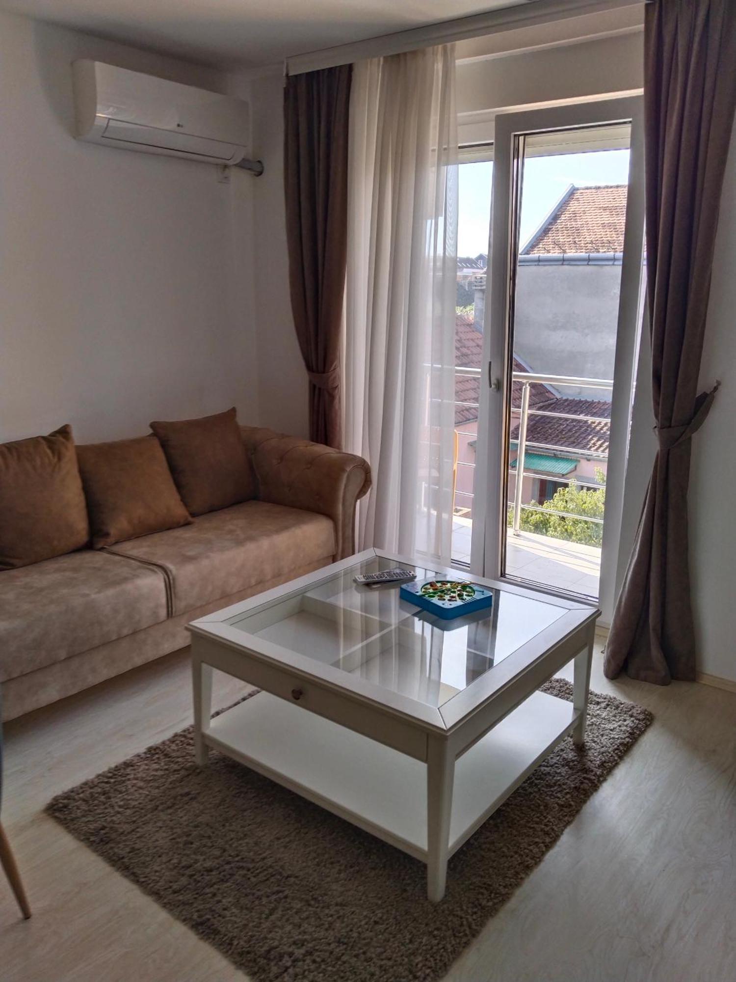 Sandra Apartmani Vrsac Luaran gambar